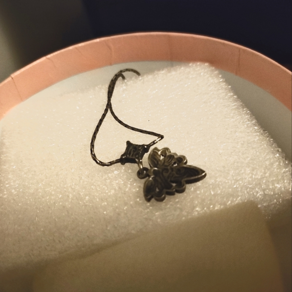 *SUMMER SALE* Vintage 1928 Dainty Drop Leaf Necklace - Picture 4 of 6